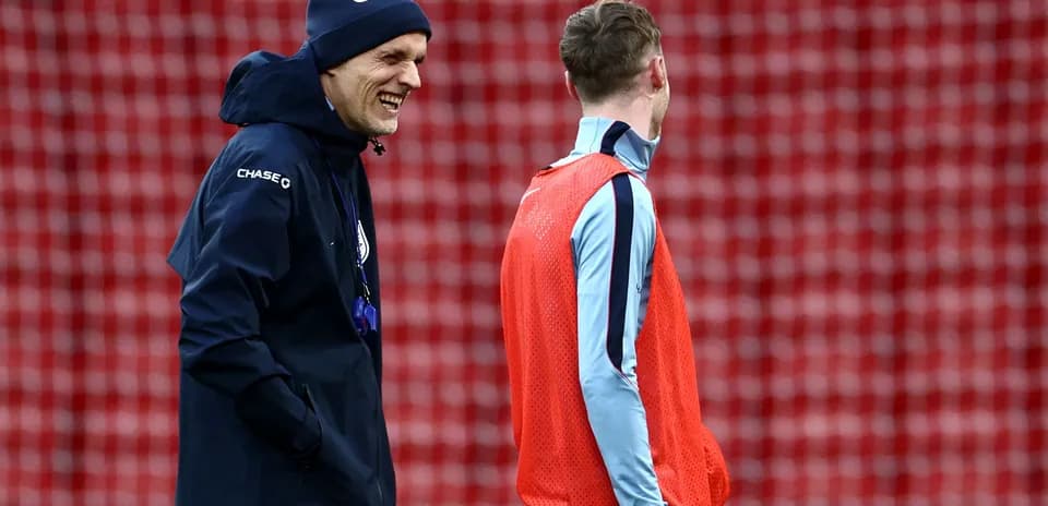 Entrenador y jugador conversando durante la práctica