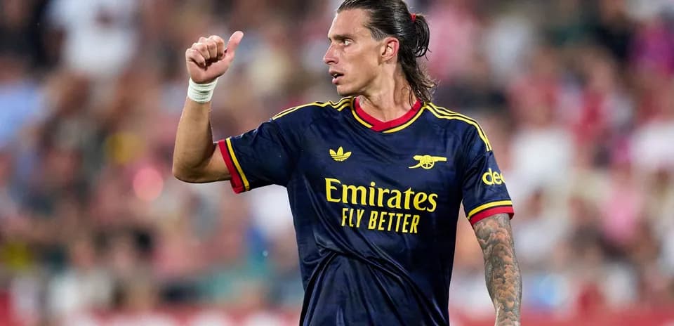 Jugador de Arsenal señalando con pulgar hacia arriba