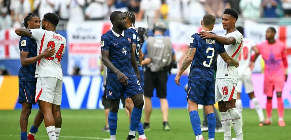 Jugadores de Francia y Estados Unidos se abrazan tras el partido