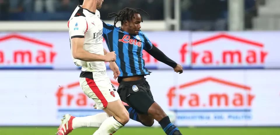 Jugador de Atalanta en acción contra AC Milan