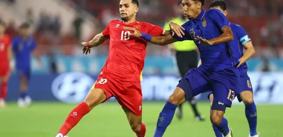 Jugadores compitiendo por el balón en el partido