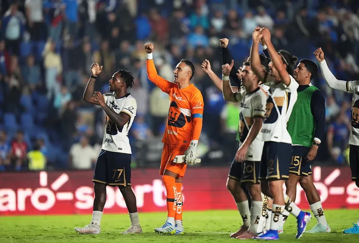 Jugadores de Pumas celebrando con la afición