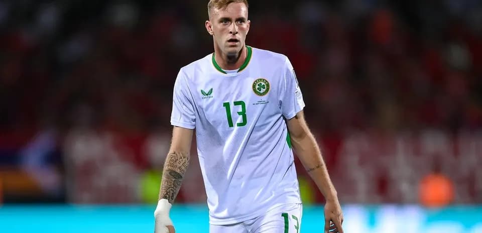 Jugador irlandés caminando en el campo de fútbol