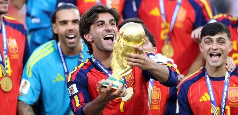 Jugador de España celebrando con el trofeo de la Copa Mundial