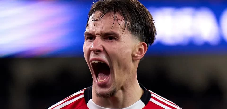 Jugador gritando con camiseta roja en el campo