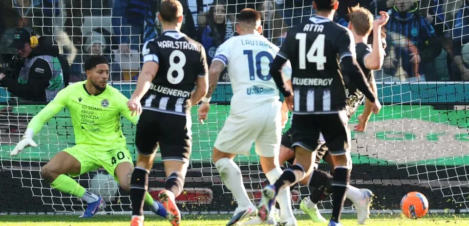 Lautaro Martínez disparando a puerta en el partido