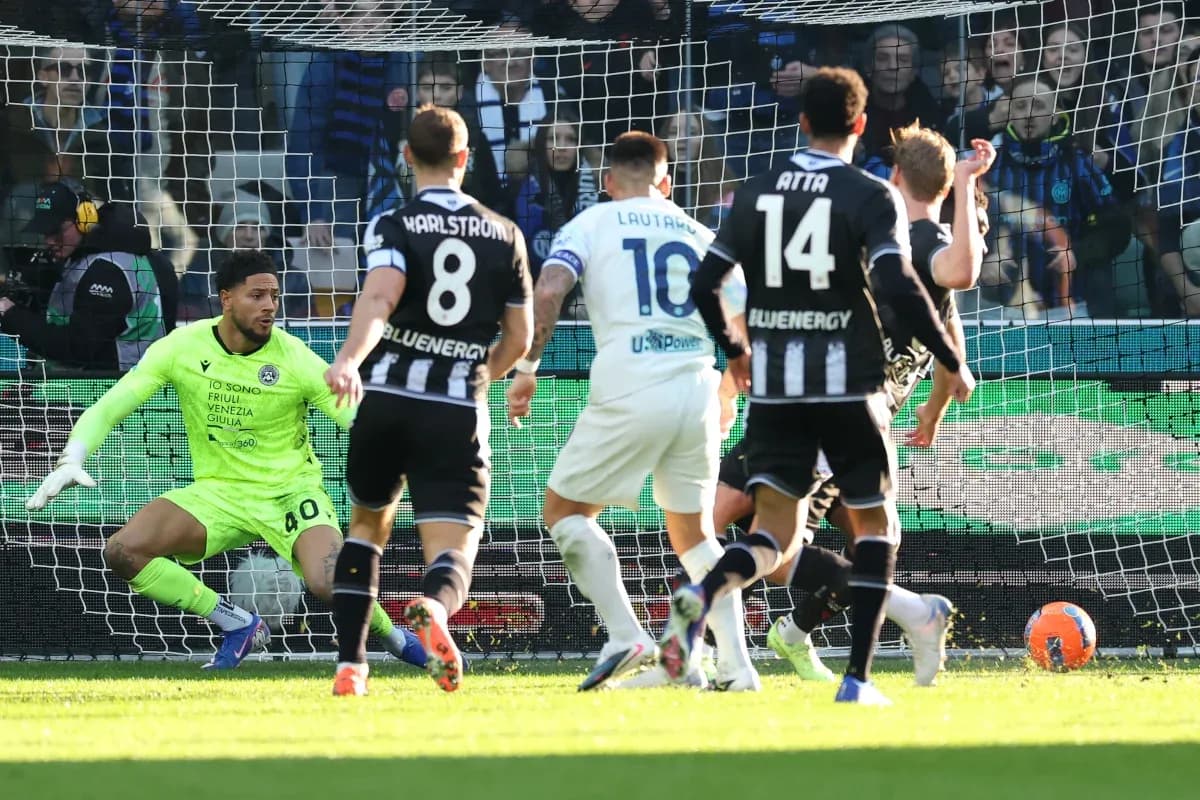 Lautaro Martínez disparando a puerta en el partido