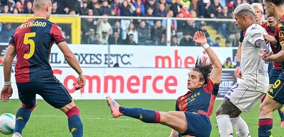 Acción de juego entre Fiorentina y Genoa