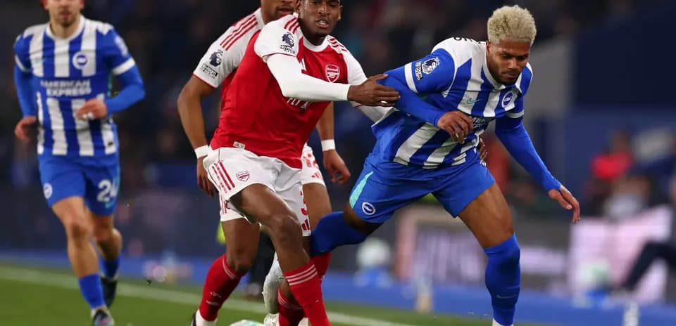 Jugadores de Brighton y Arsenal compiten por el balón