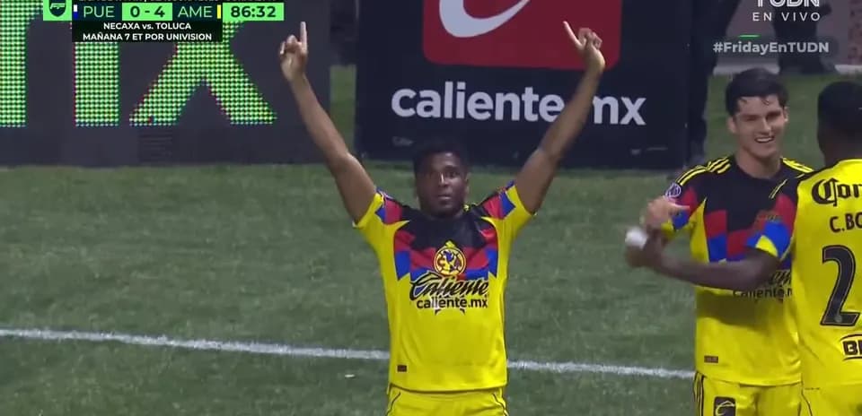 Jugador celebrando gol de Club América