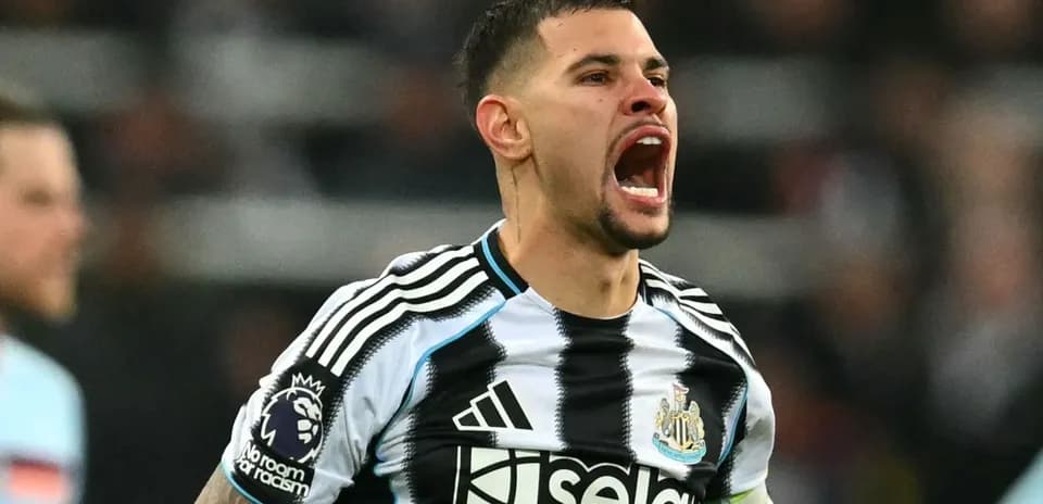 Jugador de Newcastle celebrando con entusiasmo en el campo