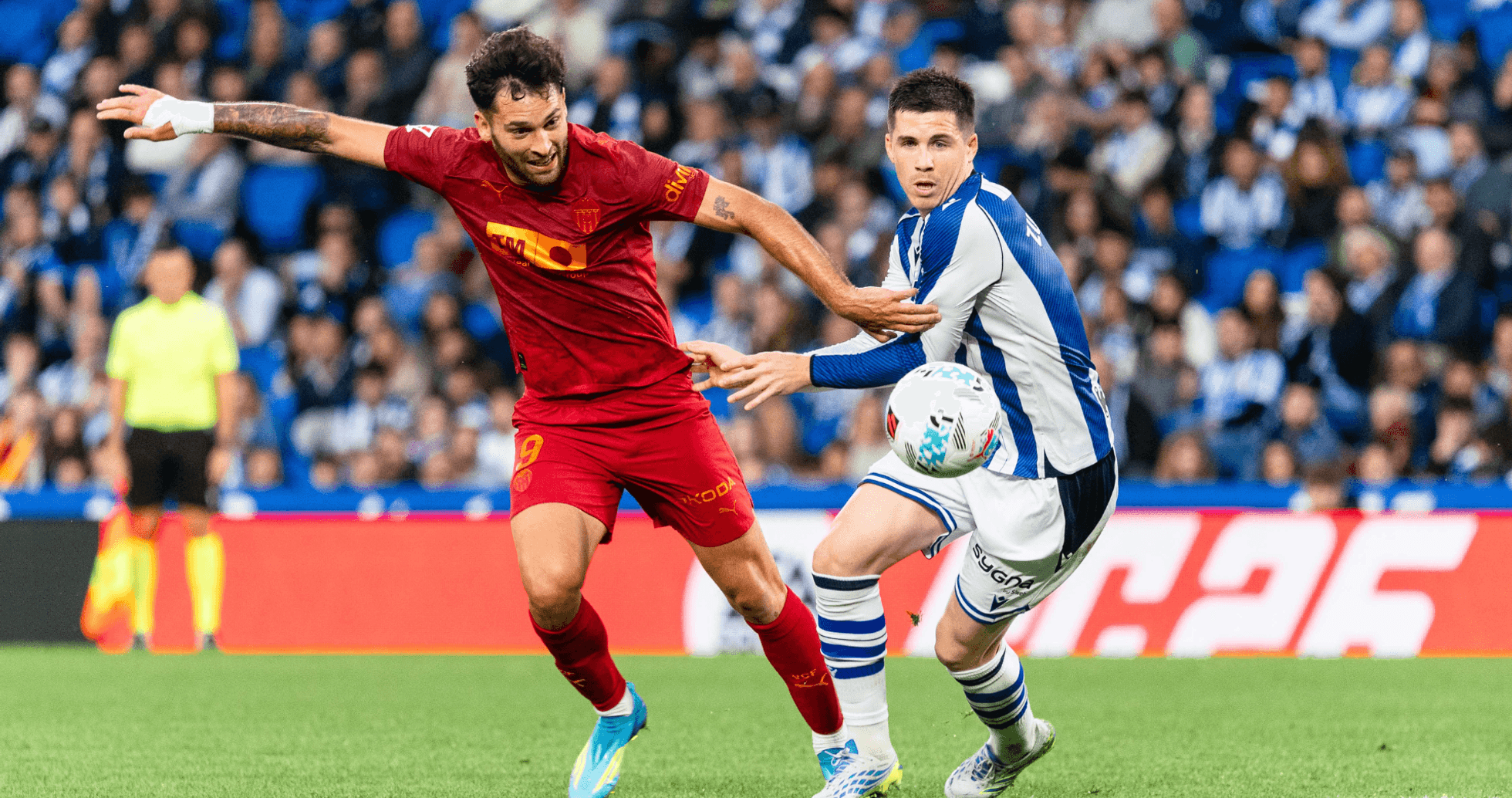 Jugador de Real Sociedad y Valencia disputando el balón