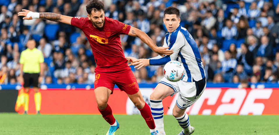 Jugador de Real Sociedad y Valencia disputando el balón