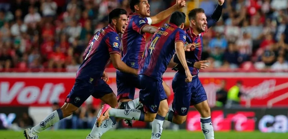 Jugadores de Atlante FC celebrando un gol