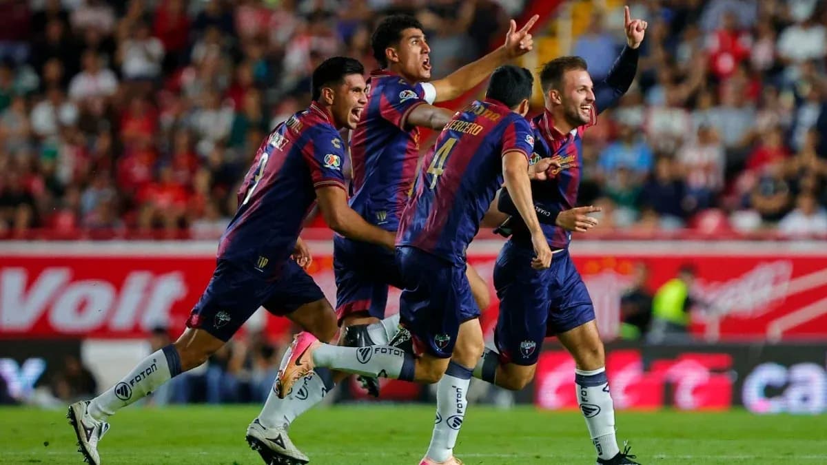 Jugadores de Atlante FC celebrando un gol