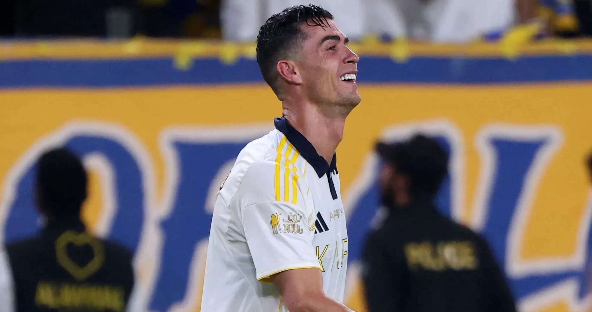 Jugador celebrando en el campo de fútbol
