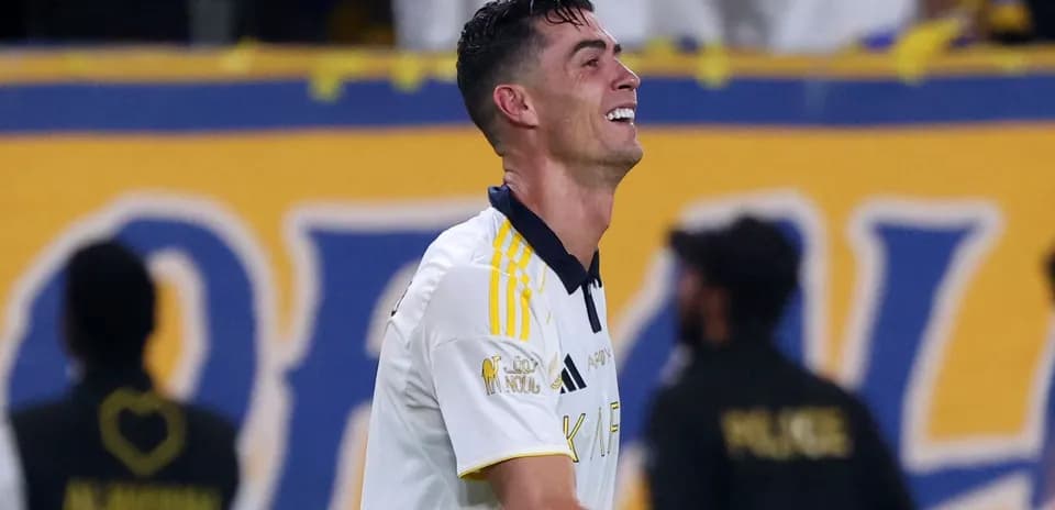 Jugador celebrando en el campo de fútbol