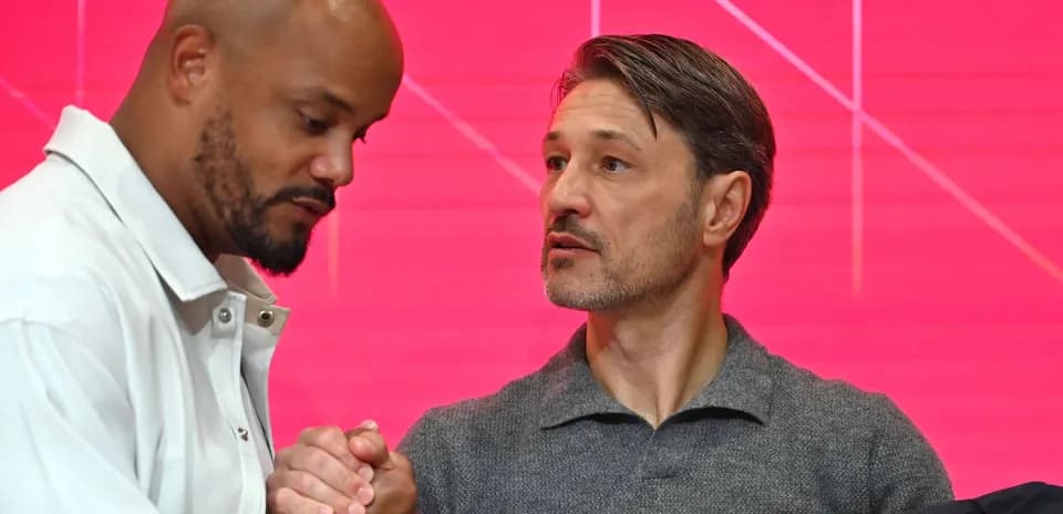 Dos hombres hablando y estrechando manos en evento