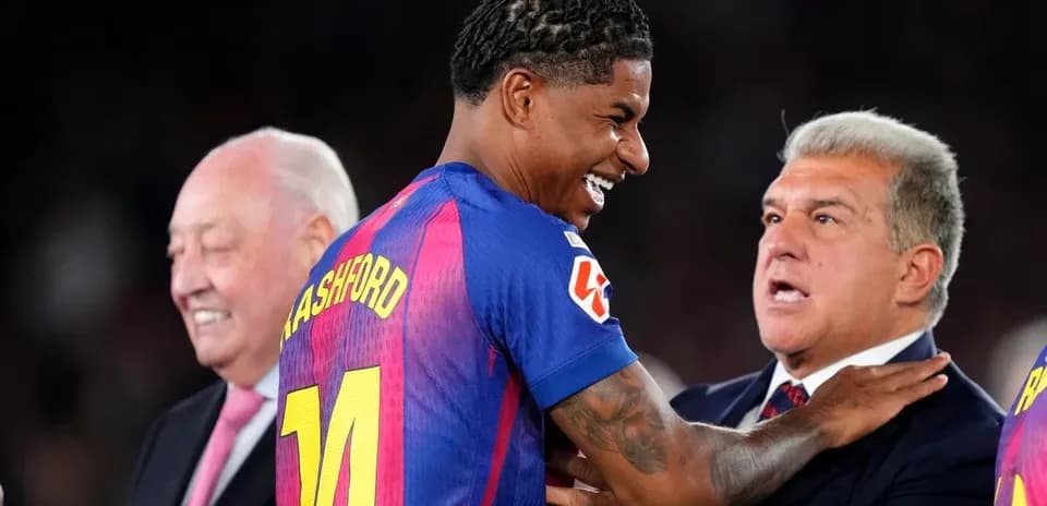 Marcus Rashford sonríe durante presentación en Barcelona