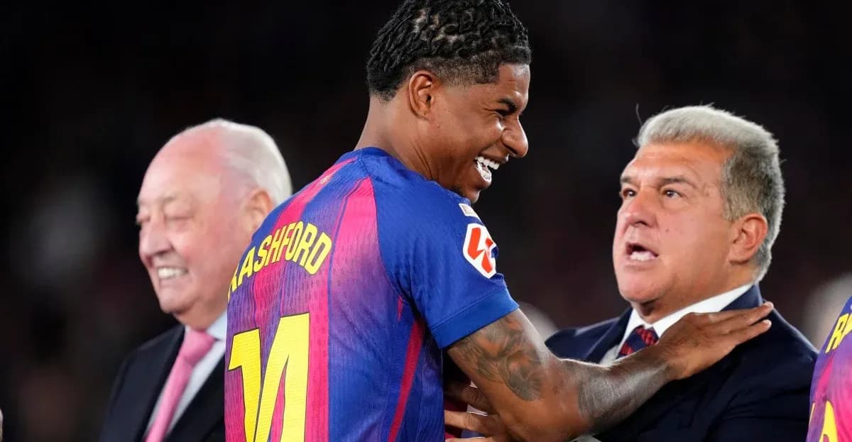 Marcus Rashford sonríe durante presentación en Barcelona
