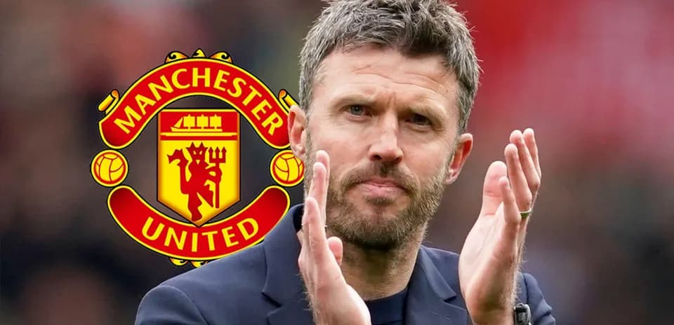 Entrenador de Manchester United aplaudiendo en el campo