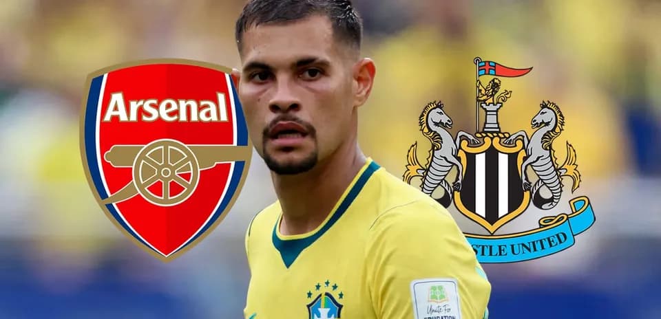 Jugador brasileño con escudos de Arsenal y Newcastle