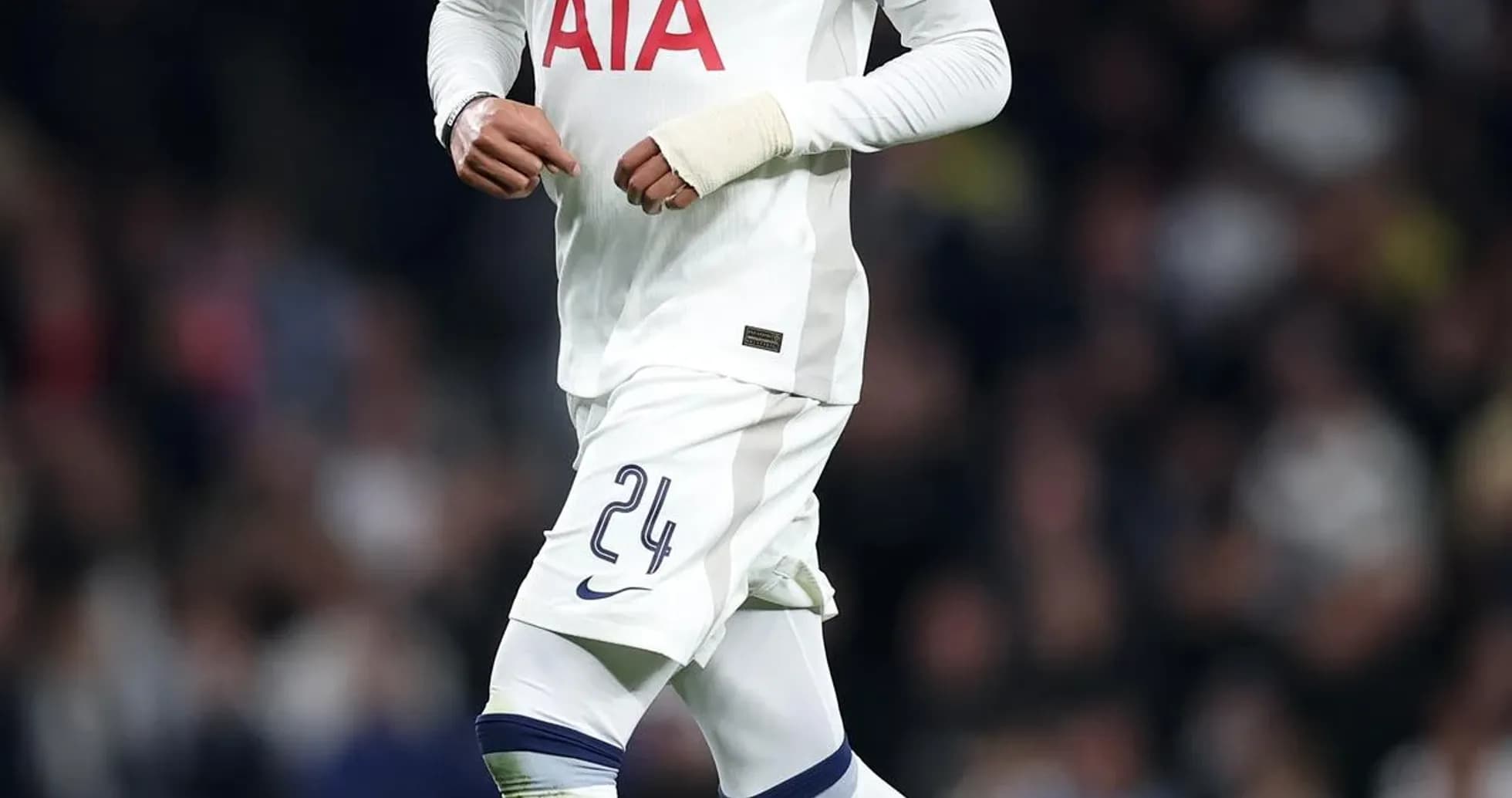 Jugador de Tottenham corriendo con el balón