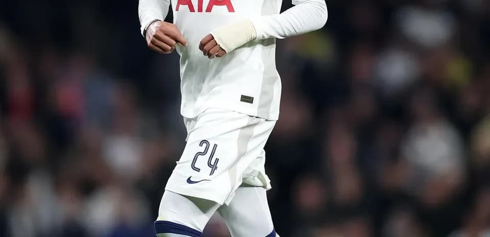 Jugador de Tottenham corriendo con el balón