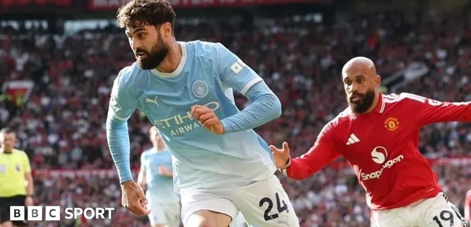 Jugador de Manchester City corriendo con balón contra rival