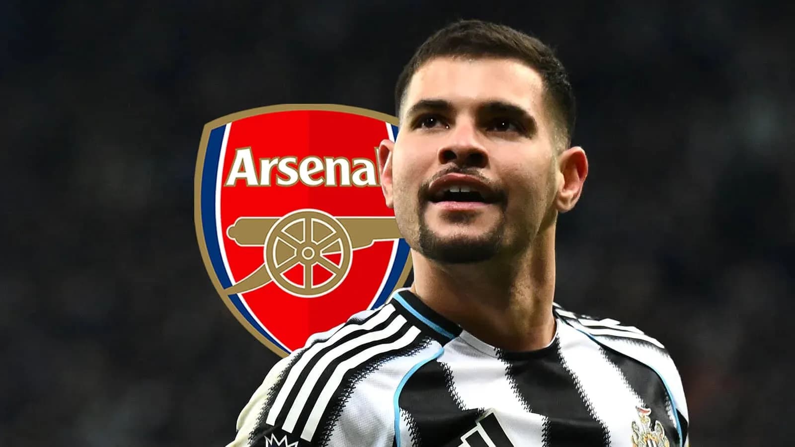Jugador de Newcastle frente al logo de Arsenal