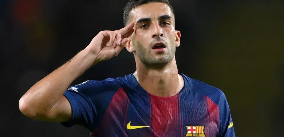 Jugador de fútbol saludando en el campo