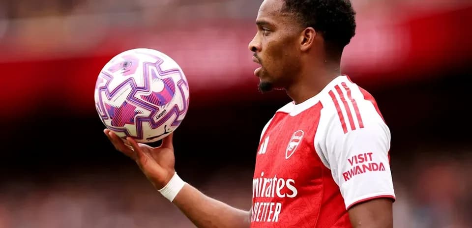 Jugador de Arsenal sosteniendo un balón durante partido