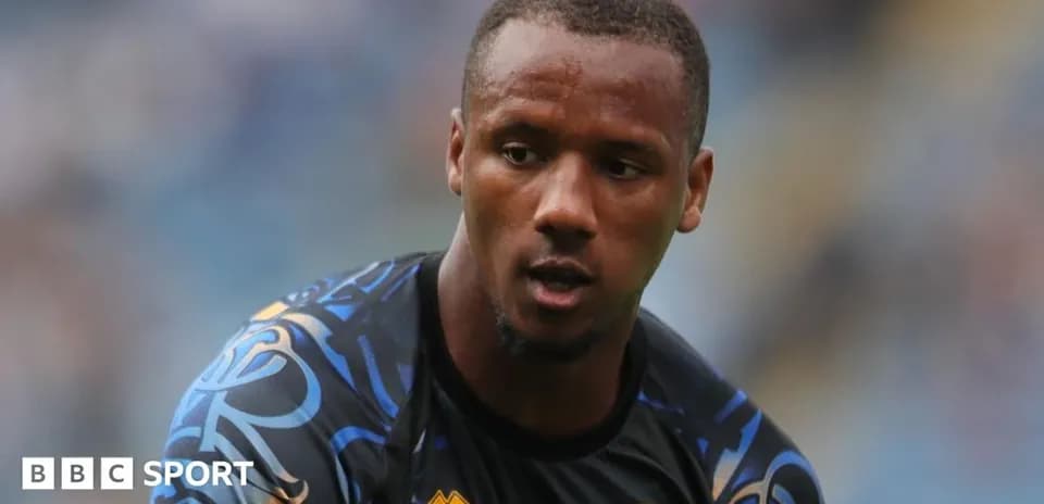 Jugador con camiseta negra en el campo de juego