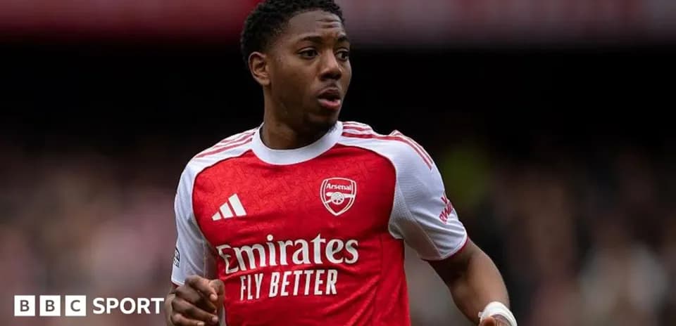 Jugador de Arsenal corriendo durante un partido