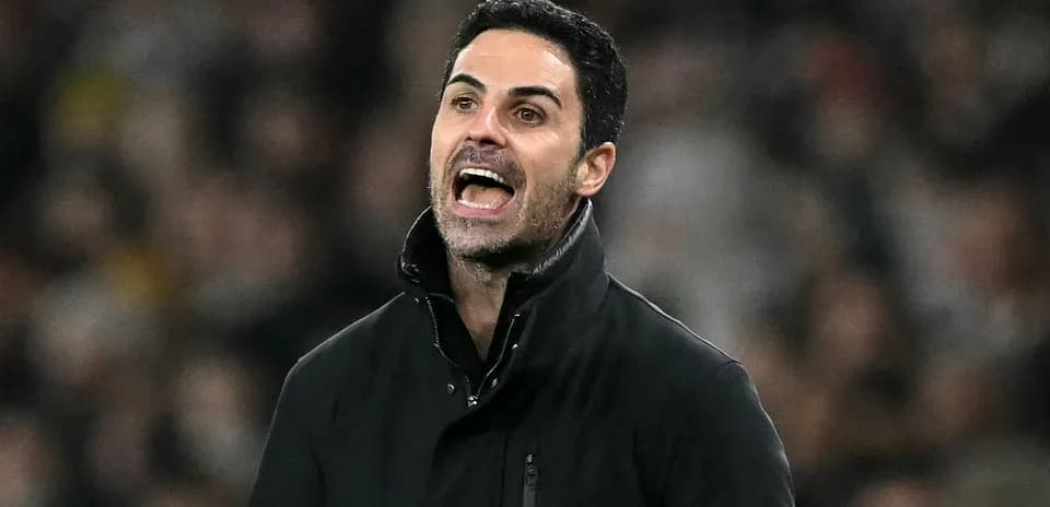 Entrenador dirigiendo al equipo desde la banda