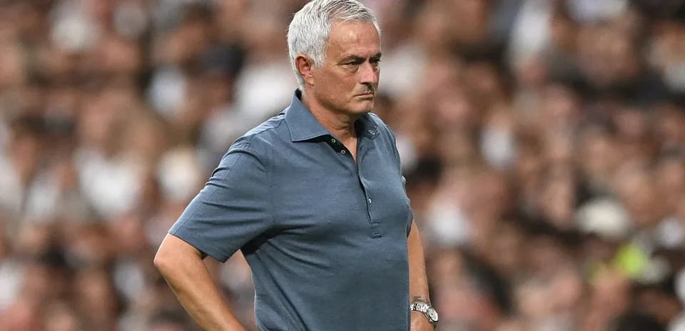 Entrenador observando el partido desde la línea lateral