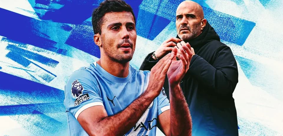 Jugador aplaudiendo con entrenador en segundo plano