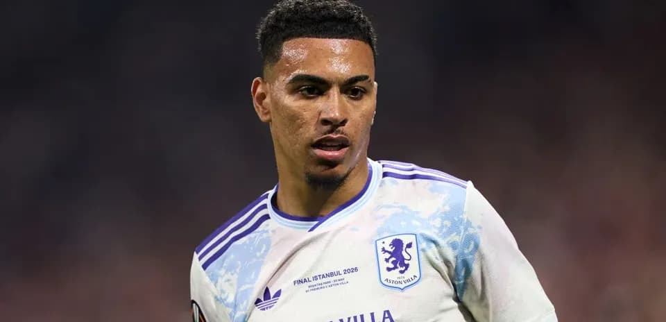 Jugador de Aston Villa en el campo durante el partido