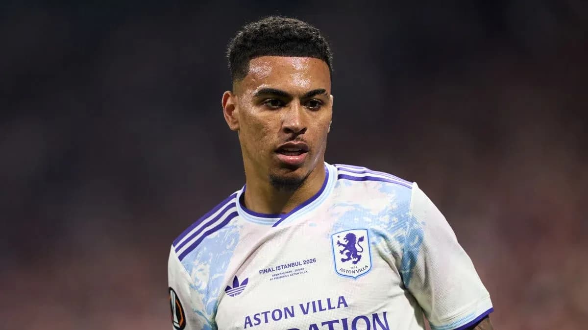 Jugador de Aston Villa en el campo durante el partido