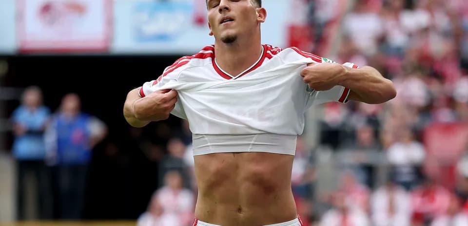 Jugador levantando su camiseta durante un partido