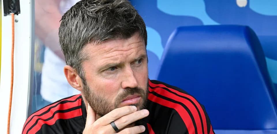 Entrenador sentado en banco de suplentes durante partido