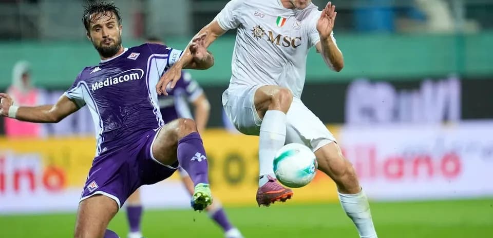 Jugador de Fiorentina derribando a jugador de Napoli