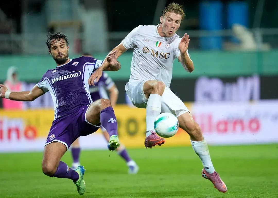 Jugador de Fiorentina derribando a jugador de Napoli