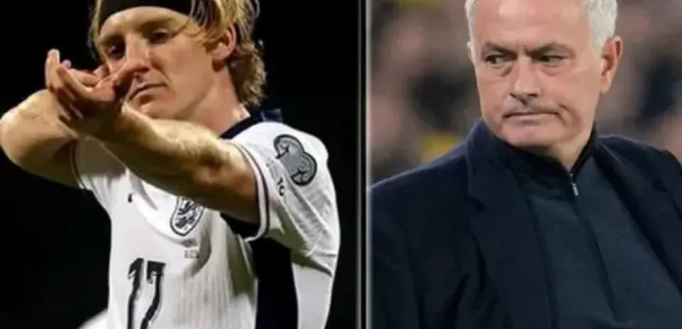 Jugador celebrando y entrenador observando en partido