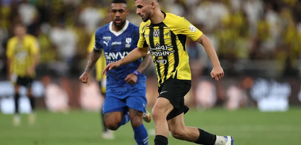 Jugador de Ittihad avanzando con el balón durante el partido