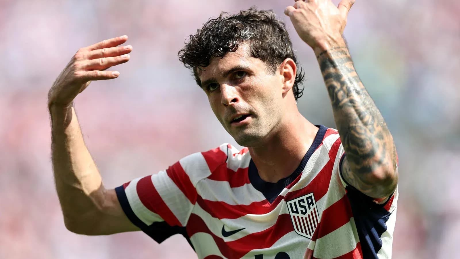 Jugador de Estados Unidos señalando durante el partido