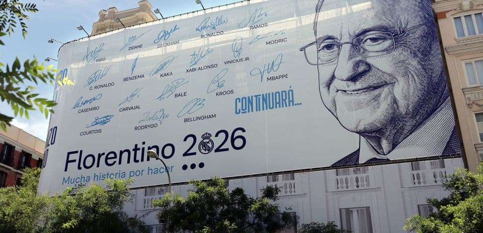 Cartel de Florentino Pérez con firmas de jugadores