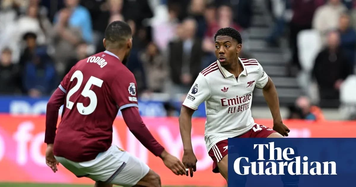 Jugadores de Arsenal y Aston Villa en acción
