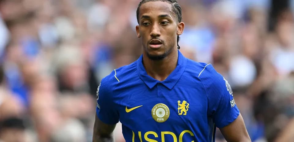Jugador de Chelsea caminando por el campo