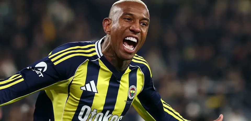 Jugador de Fenerbahçe celebrando un gol con entusiasmo